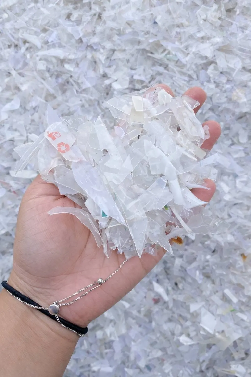Cacahan plastik berwarna bening yang dipegang untuk pemeriksaan visual