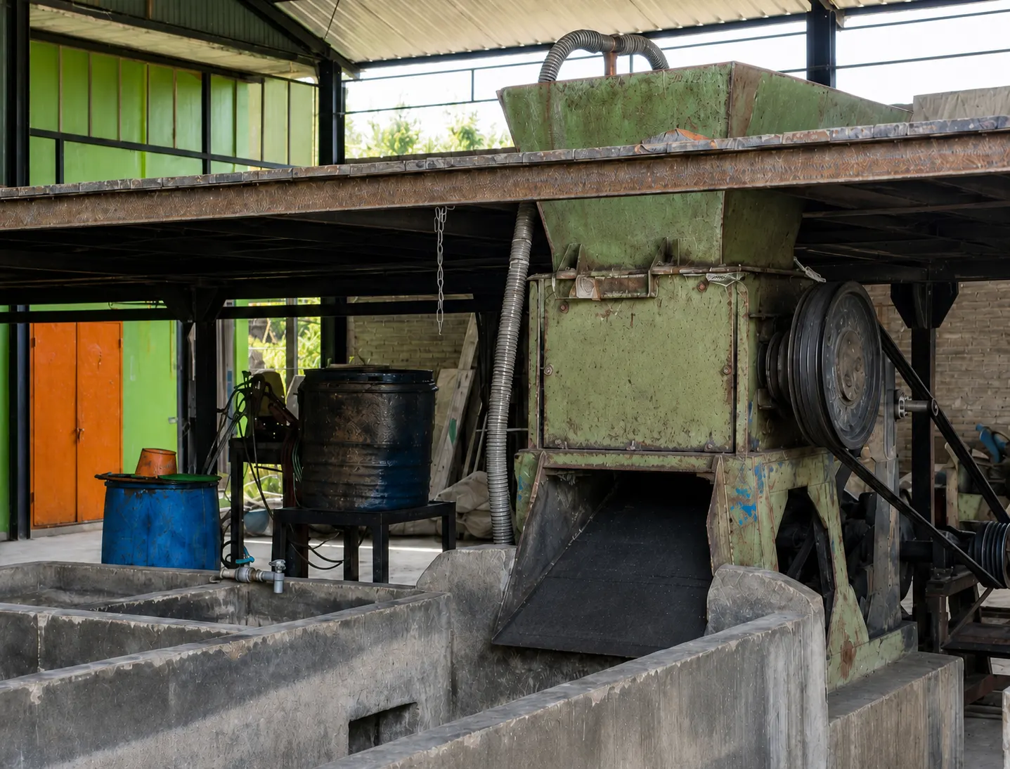 Mesin pencacahan plastik di area produksi RRA Plastik