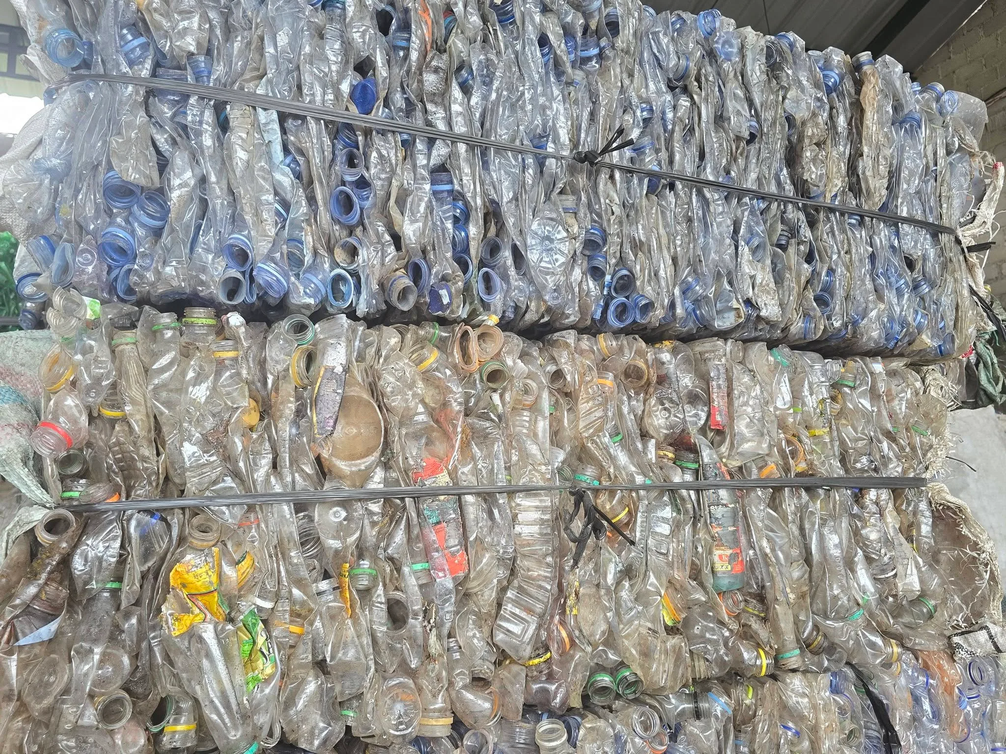 Bal press material PET yang telah dipilah dan disusun di fasilitas RRA Plastik